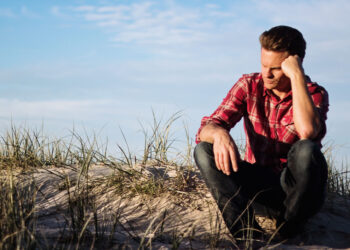 shallow-focus-photography-of-man-wearing-red-polo-shirt-920036_bearbeitet